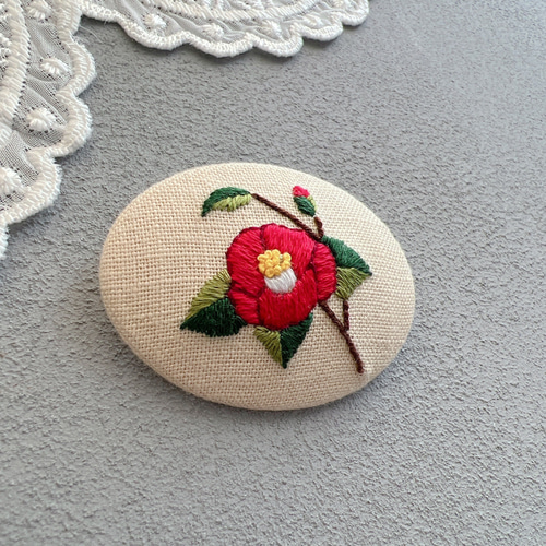 お正月ハンドメイド 刺繍ブローチ 赤椿 くるみボタン 花 冬