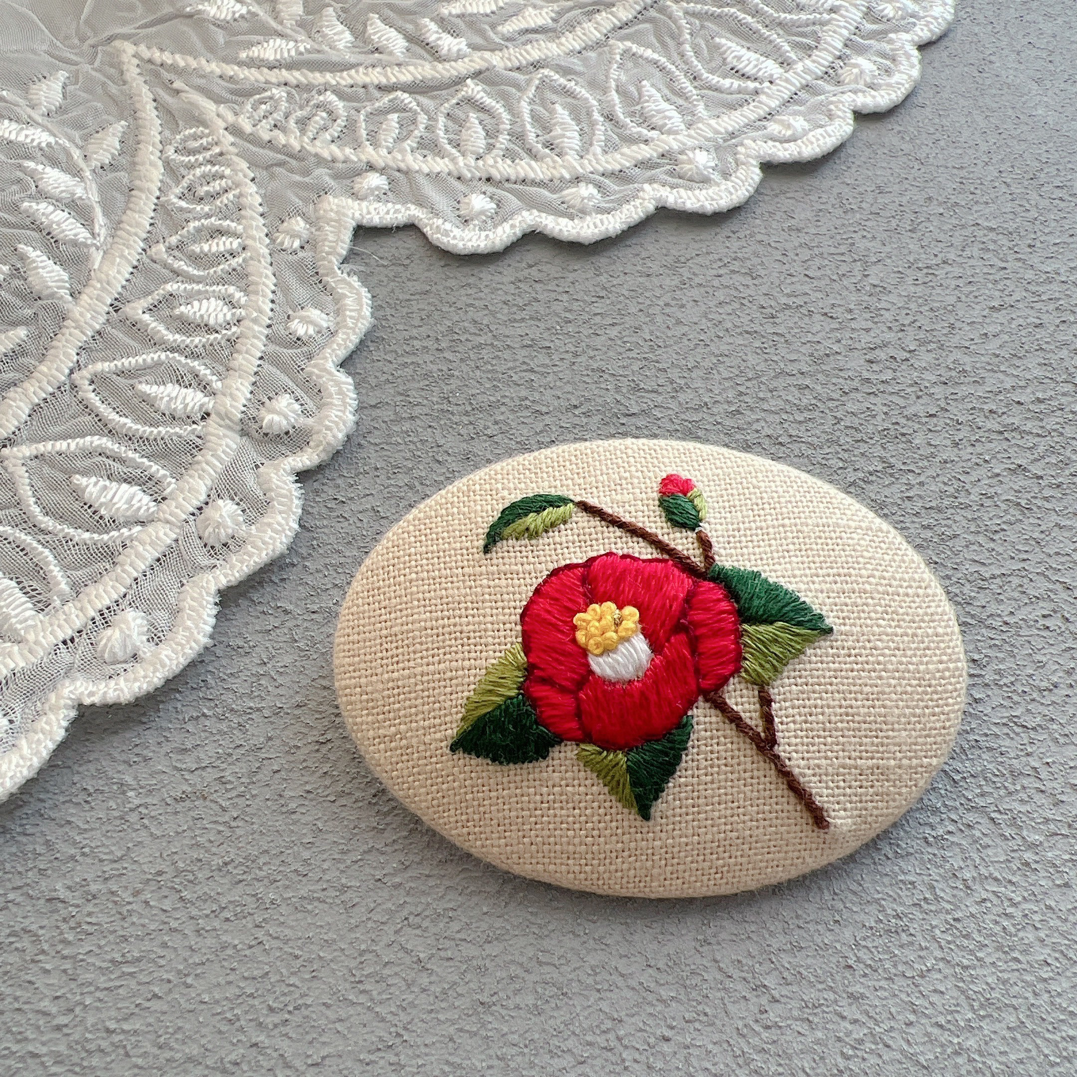 くるみボタン刺繍ブローチ　秋桜と千日紅のブローチ　handmade 桜の刺繍くるみボタンのブローチ - co-un | minne byGMOペパボ