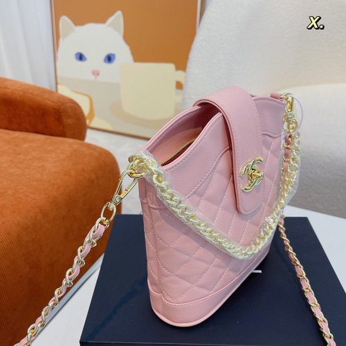 【3日間限定SALE】CHANEL ショルダーバッグ 新作CHANEL☆シャネルロゴ大 ショルダー関税込 国内発送 直営1点