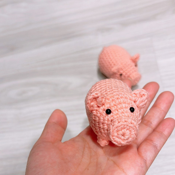 手編み - 昔々、小さな豚の創造的な人形/チャームキーリング/家の装飾がありました 1枚目の画像