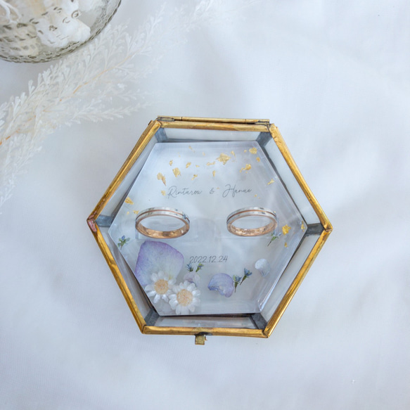 紫陽花の花びらとスターフラワーのレジンリングピロー×アンティークガラスケース 5枚目の画像