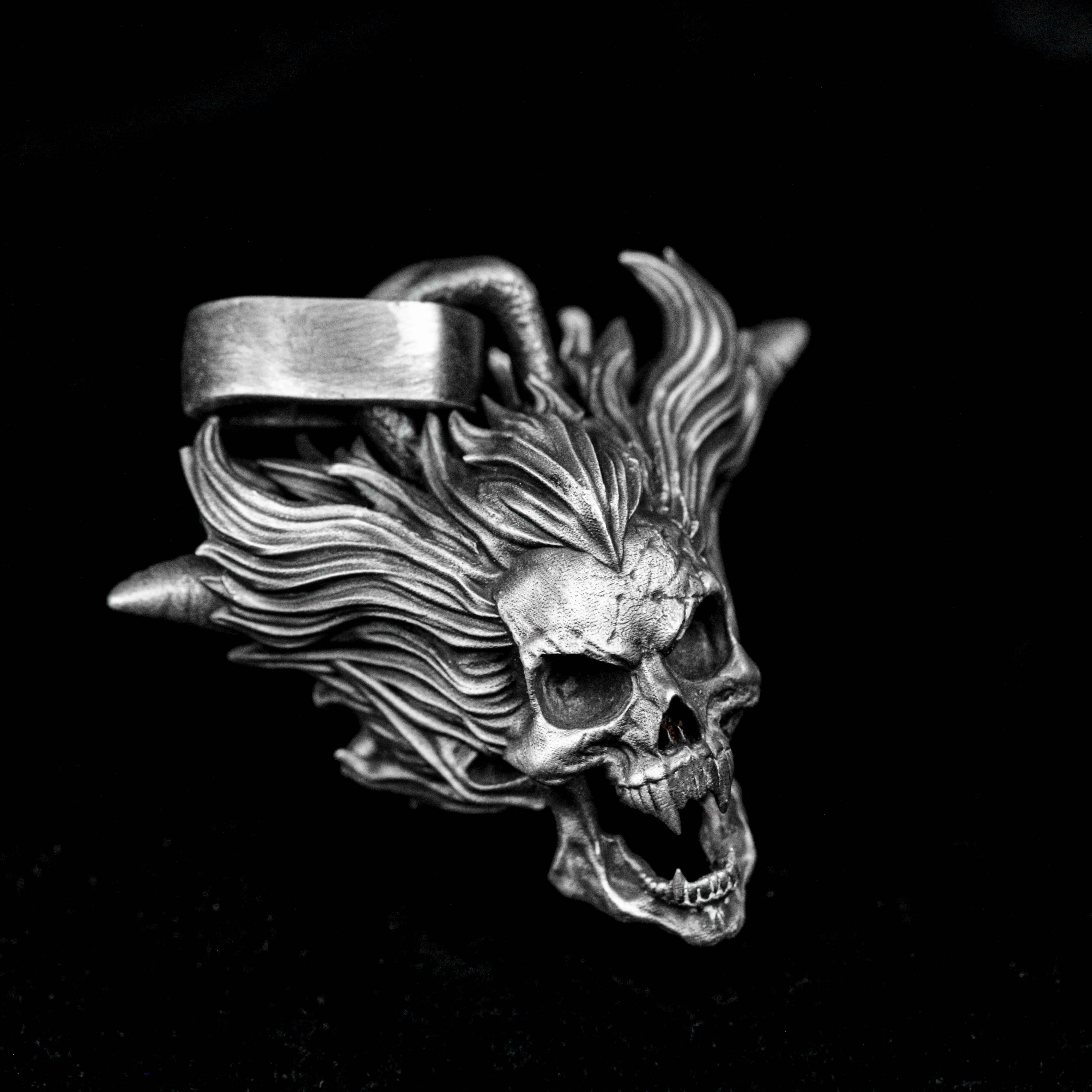 ロアリング スカル シルバー ネックレス、地獄の悪魔のペンダント、頭蓋骨のペンダント、呪文のお守り