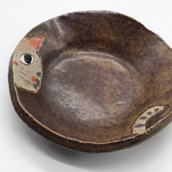 557-0044　和陶器 和モダン /丸豆皿(茶色ねこ) 2枚目の画像