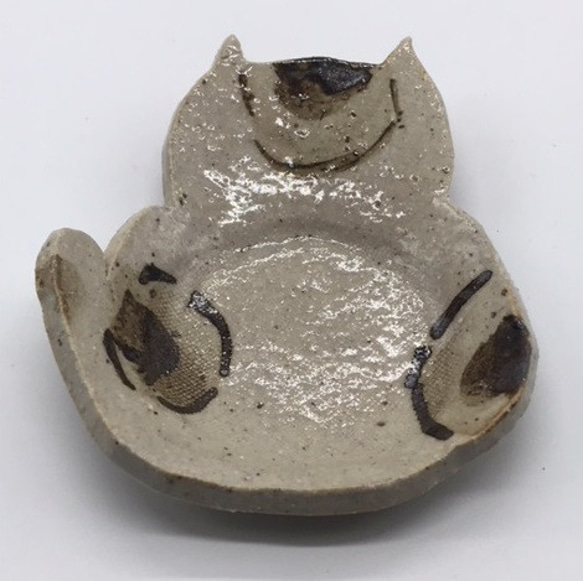 557-0013　和陶器 和モダン /ネコ型豆皿(黒マル) 1枚目の画像
