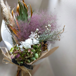 スモークツリーとパンパスグラスとグレビレアゴールドの大きなドライフラワースワッグ秋色紫陽花を添えて… 3枚目の画像