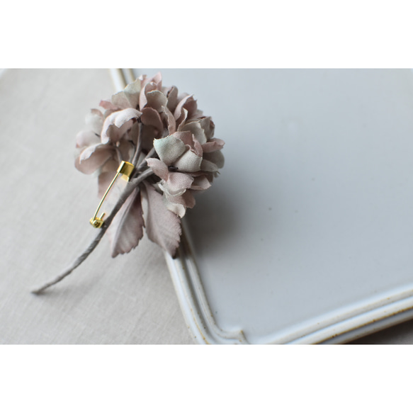 【布花】紫陽花のコサージュ（ドライグリーンベージュ）/一点物 7枚目の画像