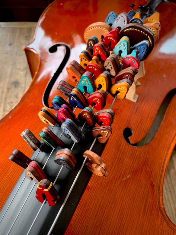 【受注制作 送料込】手縫いのヴァイオリン用レザーミュート　初めて方にの2つセット（革の種類、厚さ、色、選択できます） 9枚目の画像