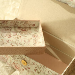 リバティ生地使用　アクセサリーボックス　2段　裁縫箱　バタフライヴァイン 3枚目の画像