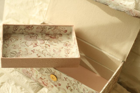 リバティ生地使用　アクセサリーボックス　2段　裁縫箱　バタフライヴァイン 3枚目の画像