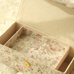 リバティ生地使用　アクセサリーボックス　2段　裁縫箱　バタフライヴァイン 2枚目の画像