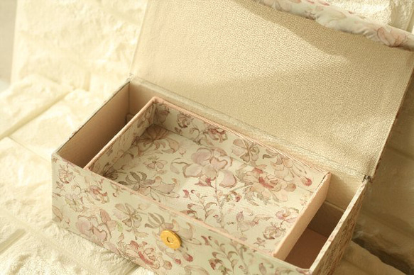 リバティ生地使用　アクセサリーボックス　2段　裁縫箱　バタフライヴァイン 2枚目の画像