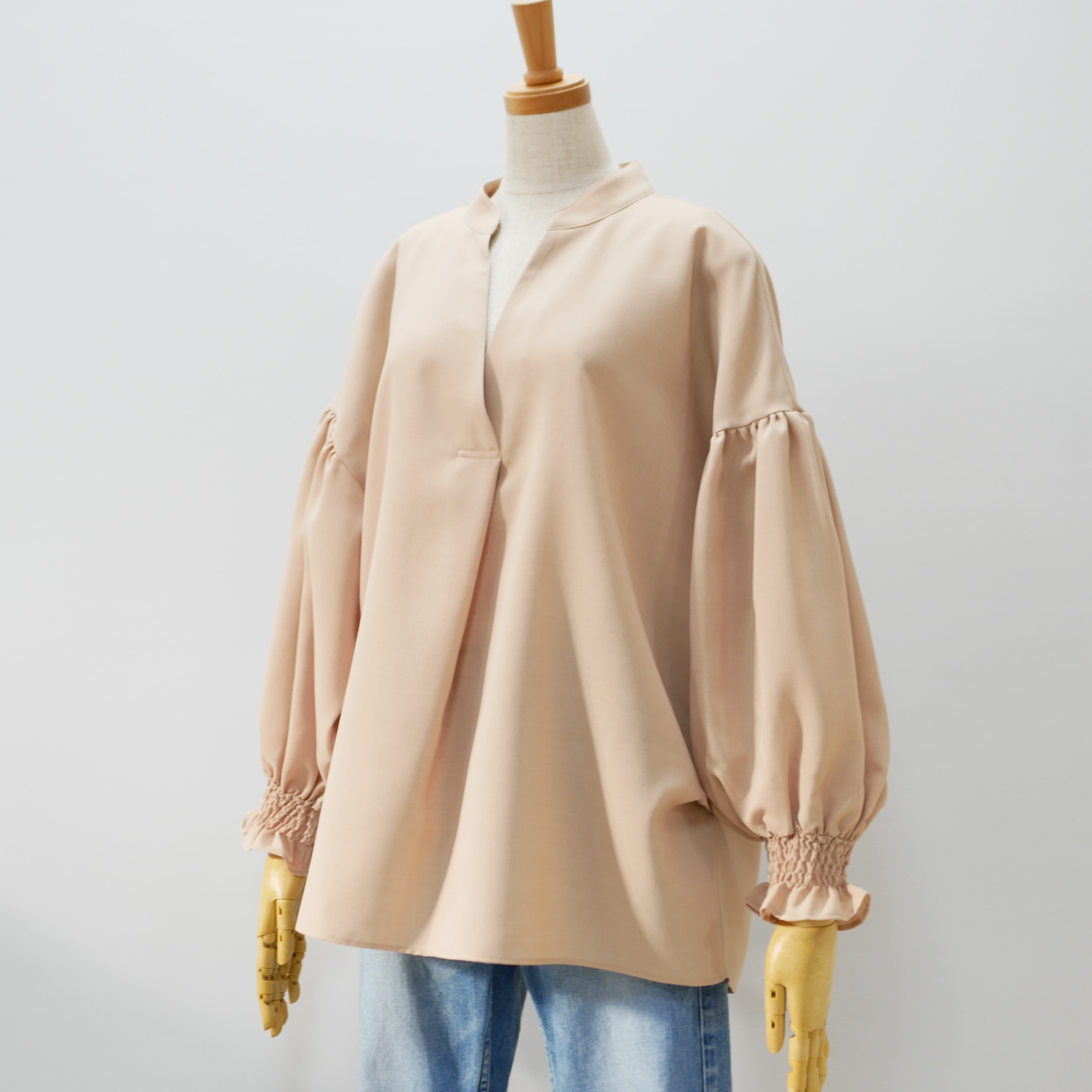 【全6カラー洗えるリネンライク素材ノーアイロンOK】人気バック釦ボリュームスリーブ　キャメルベージュ