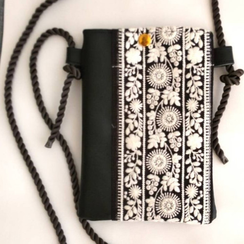 インド刺繍リボンの黒のスマホポシェット スマホポシェット