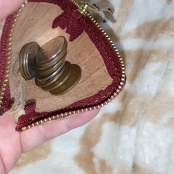 エイジングを楽しめるメッシュ柄ヌメ革の小さな手の平サイズのスクウェアコインケース 3枚目の画像