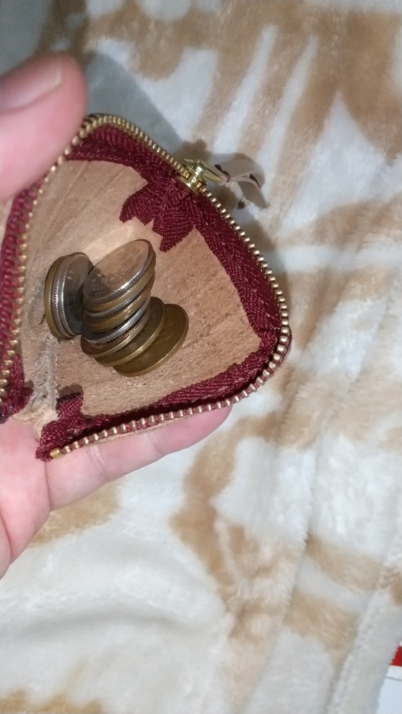 エイジングを楽しめるメッシュ柄ヌメ革の小さな手の平サイズのスクウェアコインケース 3枚目の画像