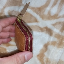 エイジングを楽しめるメッシュ柄ヌメ革の小さな手の平サイズのスクウェアコインケース 2枚目の画像