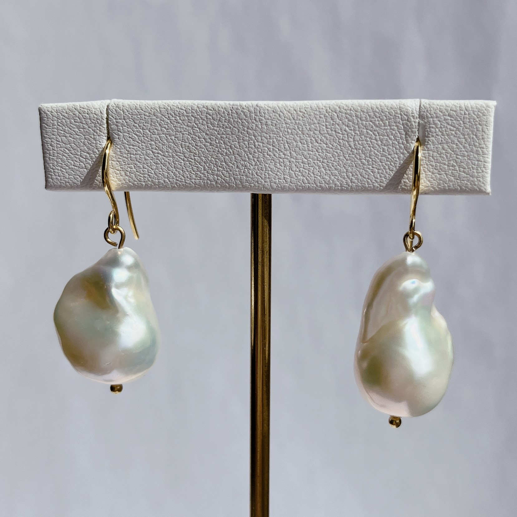 サージカルステンレス　淡水バロックパールピアス　シリコンキャッチ付　干渉色が美しい　入学式　ブライダル　ｾﾚﾓﾆｰ