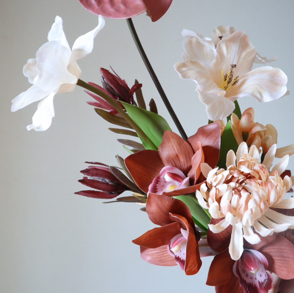 しっとり雰囲気のあるオープンチューリップとシンビジュームのニュアンスカラーブーケ♡ ウェディングブーケ アーティフィシャ 誕生日