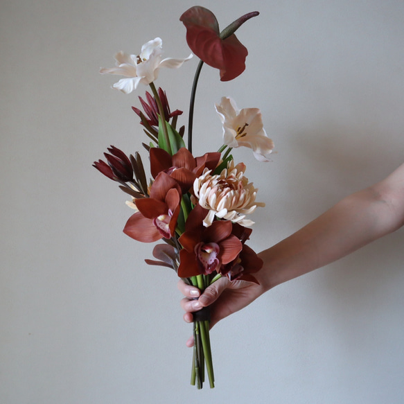 しっとり雰囲気のあるオープンチューリップとシンビジュームのニュアンスカラーブーケ♡ ウェディングブーケ アーティフィシャ 誕生日