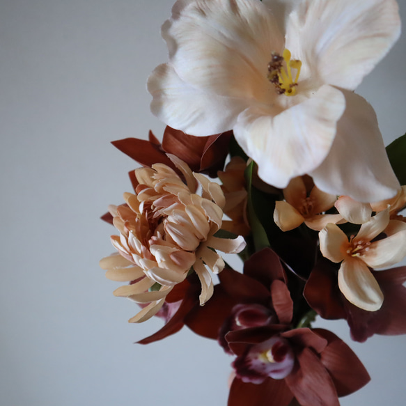 しっとり雰囲気のあるオープンチューリップとシンビジュームのニュアンスカラーブーケ♡ ウェディングブーケ アーティフィシャ 誕生日