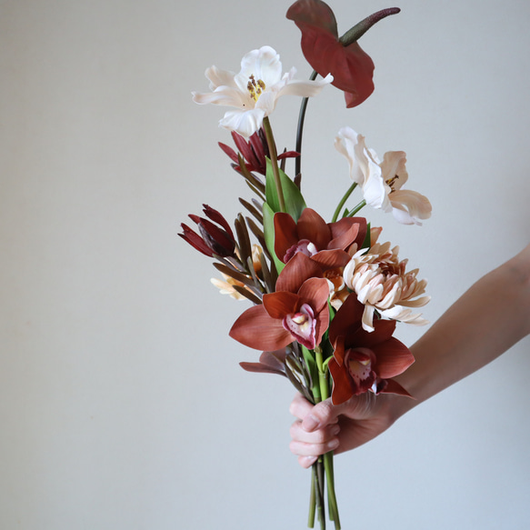 しっとり雰囲気のあるオープンチューリップとシンビジュームのニュアンスカラーブーケ♡ ウェディングブーケ アーティフィシャ 誕生日