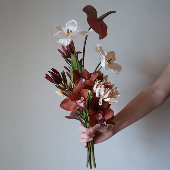 しっとり雰囲気のあるオープンチューリップとシンビジュームのニュアンスカラーブーケ♡ ウェディングブーケ アーティフィシャ 誕生日