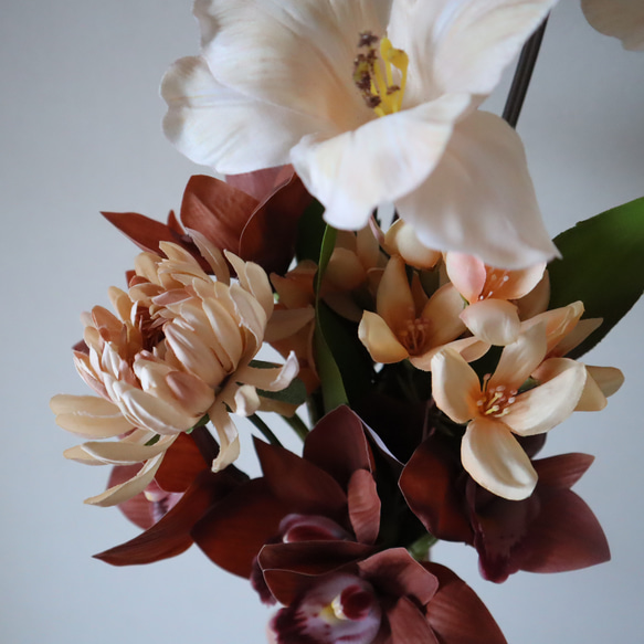 しっとり雰囲気のあるオープンチューリップとシンビジュームのニュアンスカラーブーケ♡ ウェディングブーケ アーティフィシャ 誕生日