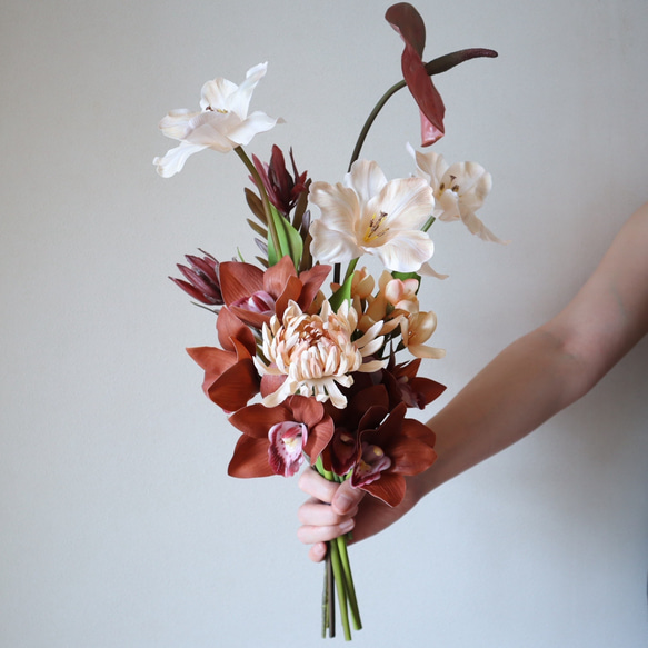 しっとり雰囲気のあるオープンチューリップとシンビジュームのニュアンスカラーブーケ♡ ウェディングブーケ アーティフィシャ 誕生日