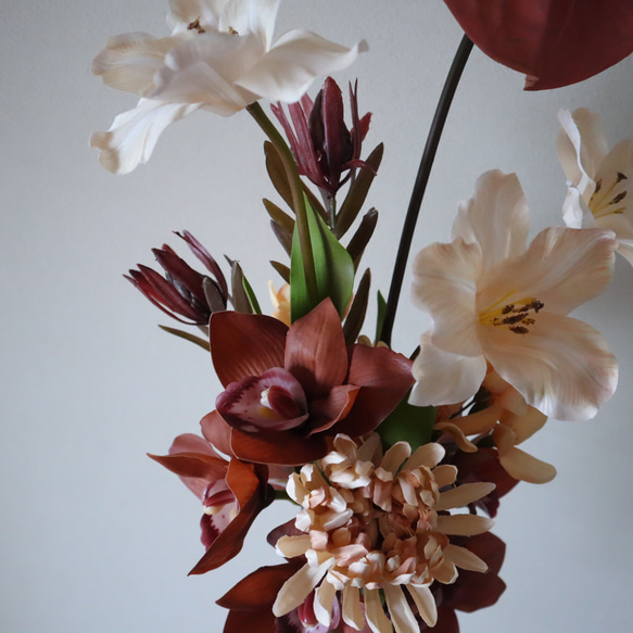 しっとり雰囲気のあるオープンチューリップとシンビジュームのニュアンスカラーブーケ♡ ウェディングブーケ アーティフィシャ 誕生日