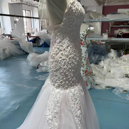 華やか オフホワイト マーメイドライン ベアトップ 繊細レース 結婚式  