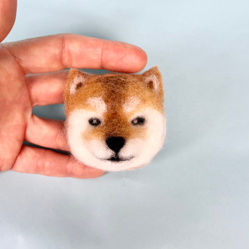 ニマッと微笑む柴犬のブローチ 羊毛フェルト ブローチ ソポラプシ söpö