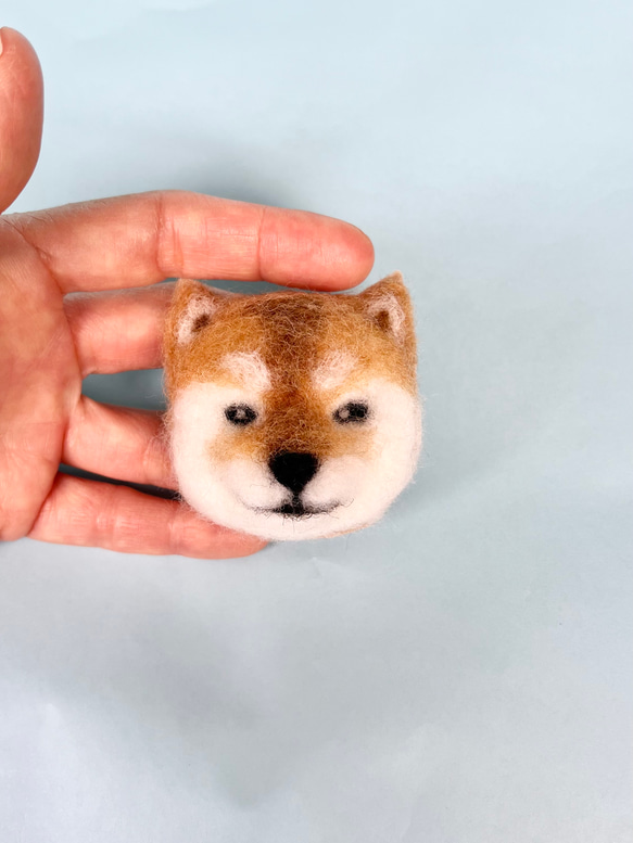 ニマッと微笑む柴犬のブローチ 羊毛フェルト ブローチ ソポラプシ söpö