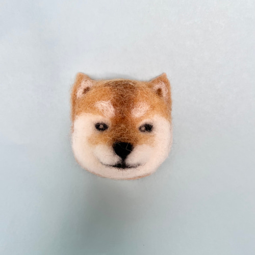 ニマッと微笑む柴犬のブローチ 羊毛フェルト ブローチ ソポラプシ söpö