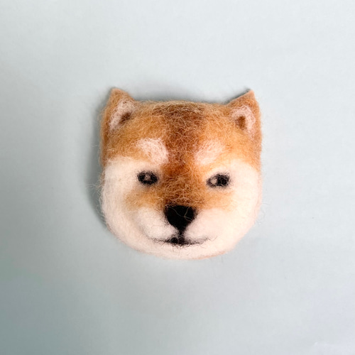 ニマッと微笑む柴犬のブローチ 羊毛フェルト ブローチ ソポラプシ söpö