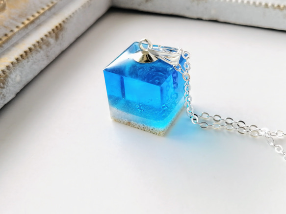 三日月フラワーのヘアゴム♡ブルー ハンドメイド レジン 青 ネックレス