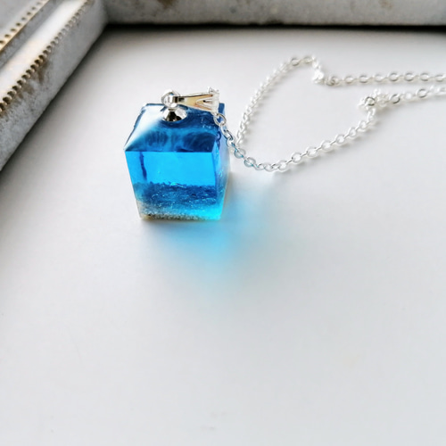 シンプルキューブ海ネックレス(ブルー)12mm / レジン / 海底