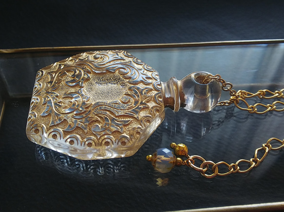 ヴィンテージ　Gold-Clear香水瓶（55×40ﾐﾘ）マットGold　ロング ネックレス 1枚目の画像
