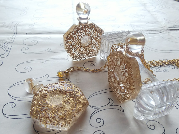 ヴィンテージ　Gold-Clear香水瓶（55×40ﾐﾘ）マットGold　ロング ネックレス 2枚目の画像