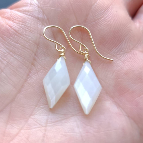 天然石 14kgf ホワイトムーンストーン*ダイヤカットの一粒ピアス  