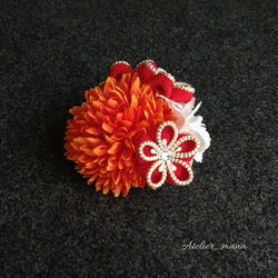 七五三　アーティフィシャルフラワーとつまみ細工の髪飾り　コサージュタイプ　 オレンジのマムに赤い小花を合わせて 5枚目の画像