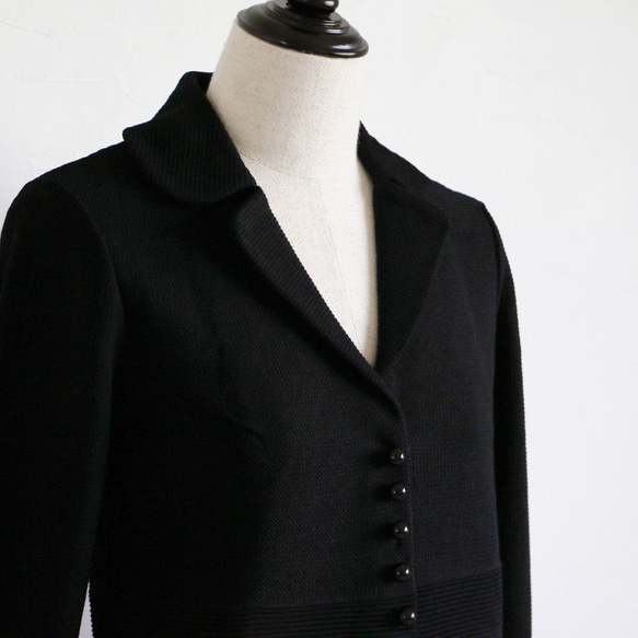售罄！ 【只要穿上它，你的風格就會成真！ ] Kanoko 針織腰圍平褶短夾克 [黑色] 第8張的照片