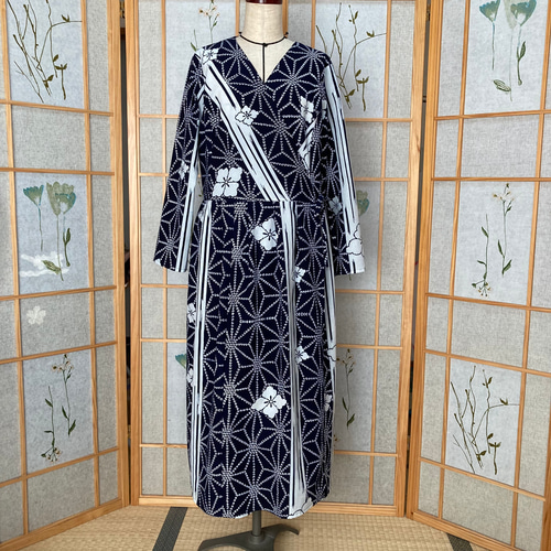 Nova様オーダーカシュクールワンピース浴衣リメイク ☆浴衣リメイク☆カシュクールワンピース(半袖/ネイビー／花の