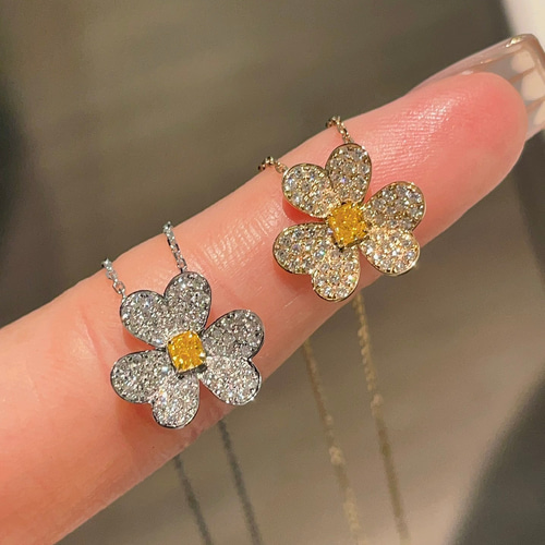 花モチーフ 天然ダイヤモンドネックレスk18 ネックレス・ペンダント  