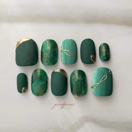 124 ネイルチップ グリーンネイル ニュアンスネイル 秋ネイル ダーク