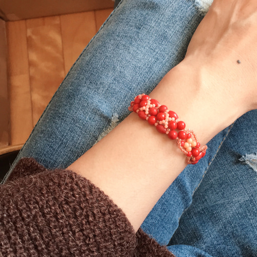 キットor完成品☆真っ赤な珊瑚の編みブレスレット キット Asian Bloom