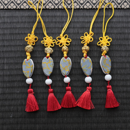 黄 玉房結び・小さな狐面の根付け / 白色ガラス・赤房付き（江戸縮緬