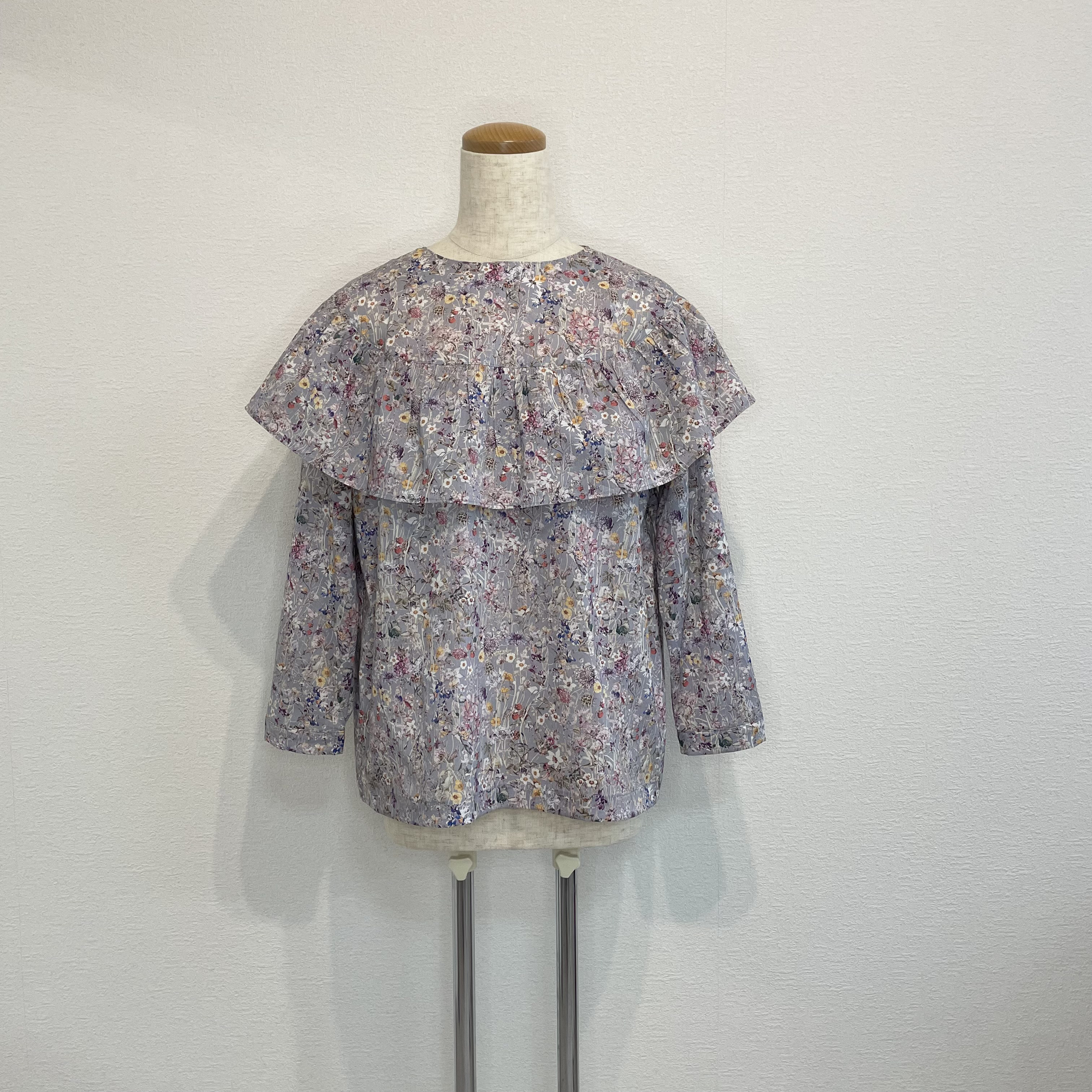 リバティ生地＊ヨーク切り替えフリルブラウス（ワイルドフラワーズ）