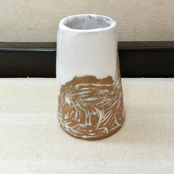 猫一匹の花瓶　茶と白　一輪挿し　花入れ　ペンスタンド　渋めカラー　ねこ・ネコ　手作り陶芸　陶器の置物 4枚目の画像