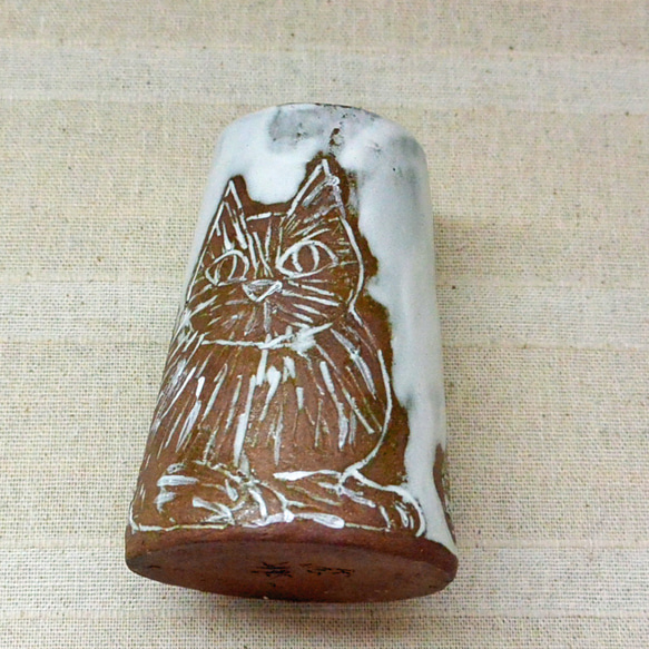 猫一匹の花瓶　茶と白　一輪挿し　花入れ　ペンスタンド　渋めカラー　ねこ・ネコ　手作り陶芸　陶器の置物 2枚目の画像