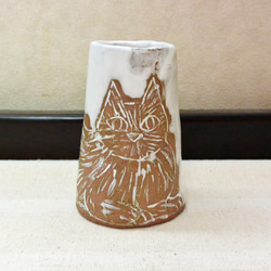 猫一匹の花瓶　茶と白　一輪挿し　花入れ　ペンスタンド　渋めカラー　ねこ・ネコ　手作り陶芸　陶器の置物 1枚目の画像